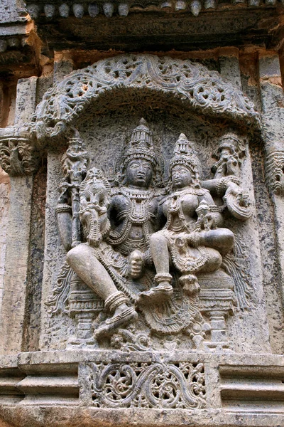 Sulpture ラクシュミ ヴィシュヌの膝の上に座っています Kedareshwara ナーゲー カルナタカ インド 北の壁 — ストック写真