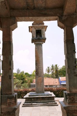 Manastambha ana Tapınak, Shantinatha Basadi, Basadi Halli, Karnataka, Hindistan dan görünümünü. 