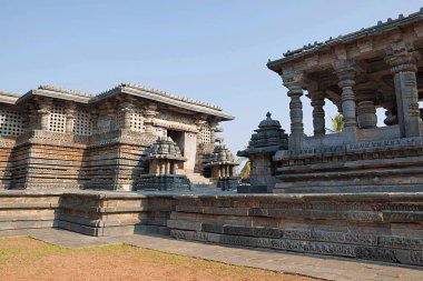 Nandi Mandapa ve Hoysaleshwara Tapınağı, Halebid, Karnataka, Hindistan görünümünü. Doğu'dan görünüm.