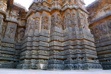 Süslü duvar paneli kabartma Tapınak, yildiz seklinde bir form görünümünü Hoysaleshwara Tapınağı, Halebidu, Karnataka, Hindistan. Güney batıdan görünümü.