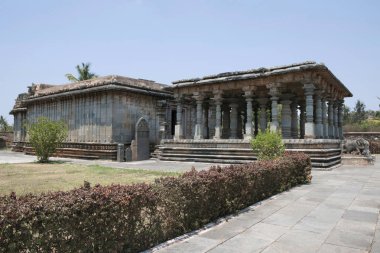 Parshvanatha Basadi, Basadi Halli jain Tapınağı karmaşık, Karnataka, Hindistan görünümünü. Ana tapınak sol ve sağ Navaranga salonu. 