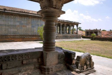 Parshwanatha Basadi Adinatha Bsadi, Basadi Halli, Karnataka, Hindistan görünümünü. 