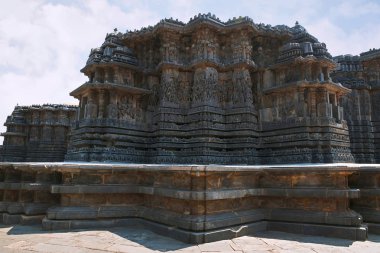Tapınak dış duvarının Hoysaleshwara Tapınağı, Halebid, Karnataka, Hindistan yildiz seklinde formun görünümü. Güney batıdan görünümü.