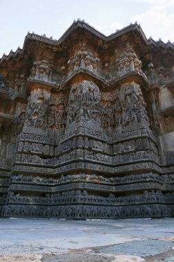 Tapınak dış duvarının Hoysaleshwara Tapınağı, Halebidu, Karnataka, Hindistan yildiz seklinde formun görünümü. Güney batıdan görünümü.