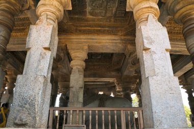 Görüş Nandi mandapa tavan mimarisini Shantelashwara tapınak önünde gösteriler Hoysaleshvara Tapınağı, Halebid, Karnataka, Hindistan. 