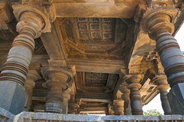 Hoysaleshvara ナーゲー カルナタカ インド Shantelashwara 神社前でナンディ Mandapa の天井のアーキテクチャを表示するビュー — ストック写真