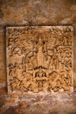 Surya, Güneş tanrısı büyük bir panel. Doğu girişi tavan, resul Tapınağı, Pattadakal tapınak kompleksi, Pattadakal, Karnataka, Hindistan. Surya Usha ve yedi atlarla yoked chariot yay üzerinde bir ok amaçlayan Pratyusha ile eşlik ediyor