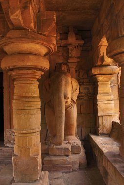 Kanat dvara-bandha, Jain Tapınağı, Jaina Narayana, Pattadakal, Karnataka, Hindistan bilinen bir yaşam boyutu fil binici.