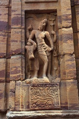 Eğer şekil oyulmuş Shiva Nandi, Kuzey duvarı, resul Tapınağı, Pattadakal tapınak kompleksi, Pattadakal, Karnataka, Hindistan ile. Kuzeybatı görünümü. Kuzey mukha-mandapa de görülür.