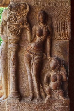 Sağ elinde bir papağan konuşan bir Bayan oyma figürü. Nandi mandapa, resul Tapınağı, Pattadakal tapınak kompleksi, Pattadakal, Karnataka, Hindistan.