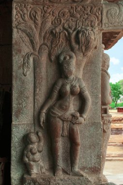 Güzel bir duruş uzun boylu, ince kadın figürü oyma. Nandi mandapa, resul Tapınağı, Pattadakal tapınak kompleksi, Pattadakal, Karnataka, Hindistan.