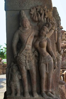 Büyüleyici mithunas Kuzey mukha mandapa, resul Tapınağı, Pattadakal tapınak kompleksi, Pattadakal, Karnataka, Hindistan sütunlar üzerinde oyulmuş figürü. Kuzeybatı görünümü. 