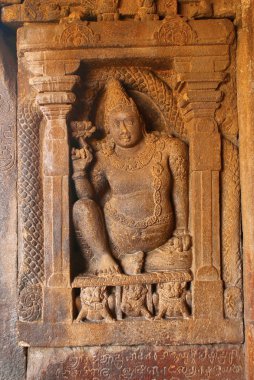 Padmanidhi, yarı ilahi varlık, sol panle figürü oyma, Doğu giriş, resul Tapınağı, Pattadakal tapınak kompleksi, Pattadakal, Karnataka, Hindistan. Padmanidhi altında 'Natasevya' Yani Achalan, oğlu yararları ilan yazıt olmasıdır 