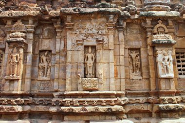 Shiva ve Devakoshthas, sourhern duvar dış görünümünü çeşitli formları oyulmuş resimler. Resul Tapınak, Pattadakal tapınak kompleksi, Pattadakal, Karnataka, Hindistan. Güney görünümü.