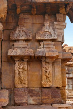Oyma rakamlarına Nandi mandapa, Mallikarjuna Tapınağı, Pattadakal tapınak kompleksi, Pattadakal, Karnataka, Hindistan 
