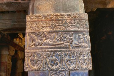 Oyma yalan bir kadının ayaklarının yakınındaki bir hizmetçi hizmetçi ile bir kanepede uzanıyordu. Mallikarjuna Tapınak, Pattadakal tapınak kompleksi, Pattadakal, Karnataka, Hindistan. 
