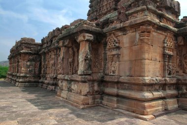 Devakoshthas ve Ramayana sahneleri oyma Kuzey duvarı, Papanatha Tapınağı, Pattadakal tapınak kompleksi, Pattadakal, Karnataka, Hindistan.