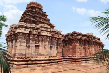 Dravidian vimana tarzı sikhara ve Devakoshthas bir görünüm güney duvarı üzerinde. Jain Tapınağı, Jinalaya, bilinen Jaina Narayana, Pattadakal, Karnataka, Hindistan. Güneybatı görünümü. 