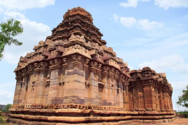 Dravidian vimana tarzı sikhara ve Devakoshthas bir görünüm güney duvarı üzerinde. Jain Tapınağı, Jinalaya, bilinen Jaina Narayana, Pattadakal, Karnataka, Hindistan. Güneybatı görünümü. 