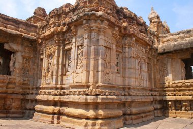 Sourhern duvarlarının dış görünümü. Devakoshthas, resul Tapınak, Pattadakal tapınak kompleksi, Pattadakal, Karnataka, Hindistan. Güneydoğu görünümü. Doğu ve Batı girişi de kısmen görülür.
