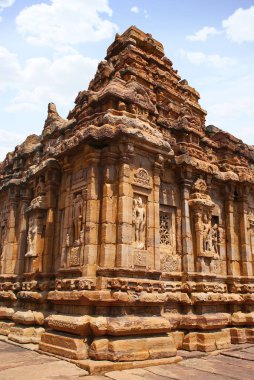 Sourhern duvarlarının dış görünümü. Devakoshthas, resul Tapınak, Pattadakal tapınak kompleksi, Pattadakal, Karnataka, Hindistan. Güneybatı görünümü. Batı mukh-mandapa sağ tarafta görülür.