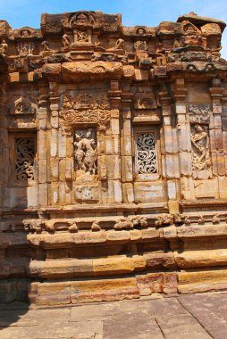 Rakamlar Shiva Batı Duvarı, resul Tapınağı, Pattadakal tapınak kompleksi, Pattadakal, Karnataka, Hindistan. Sol tarafta Shiva Parvati sonraki Ntaya Siva, apsmara, ölüm dans Shiva's ile ilk rakam biridir.