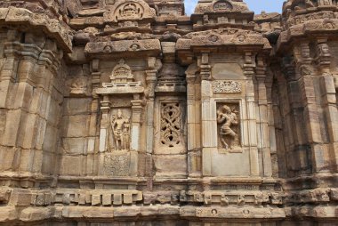 Sütunlu dev koshthas Shiva Parvati ve Natya-Siva Gajalakshmi yukarıdaki ile figürleri tasvir eden Güney mukha mandapa üzerinde. Mallikarjuna Tapınak, Pattadakal tapınak kompleksi, Pattadakal, Karnataka, Hindistan.
