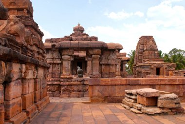 Nandi mandapa, Mallikarjuna Tapınağı, Pattadakal tapınak kompleksi, Pattadakal, Karnataka, Hindistan. Kasi Visvesvara tapınağıdır sağda.