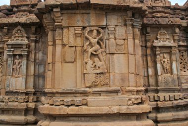 Sütunlu dev-koshthas Güney mukha mandapa anlatan rakamlara Shiva, Mallikarjuna Tapınağı, Pattadakal tapınak kompleksi, Pattadakal, Karnataka, Hindistan. 