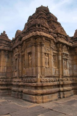 Sütunlu dev-koshthas Güney mukha mandapa anlatan rakamlara Shiva, Mallikarjuna Tapınağı, Pattadakal tapınak kompleksi, Pattadakal, Karnataka, Hindistan. 