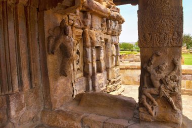 Saiva-dvara-pala ve Ugra Narsimha heykel üzerinde bir ayağı Doğu mukha mandapa, Mallikarjuna Tapınağı, Pattadakal tapınak kompleksi, Pattadakal, Karnataka, Hindistan. 