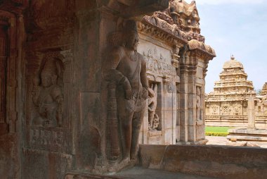 Saiva-dvara-pala bir yarı ilahi varlık sol ve sankhanidhi, Doğu giriş, resul Tapınağı, Pattadakal tapınak kompleksi, Pattadakal, Karnataka, Hindistan. Kuzey duvarları de görülmektedir. 
