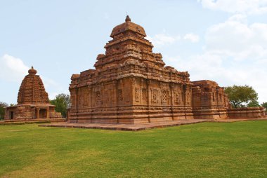 Sangamesvara Tapınağı, Vijesvara, Pattadakal tapınak kompleksi, Pattadakal, Karnataka, Hindistan. Galaganatha Tapınağı da solda görülür