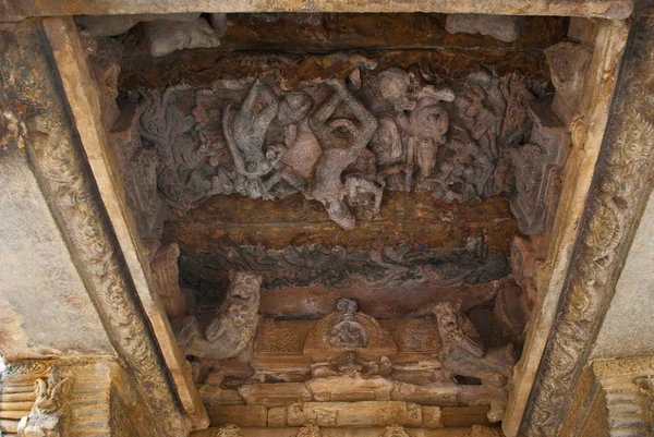 一个大面板的天花板犬 Mandapa 描绘八武装湿婆与帕瓦蒂 Apasmara 在右边 艺术家在玩卡德 他的右手在 Chinmudra 另一个是玩钹 Papanatha — 图库照片