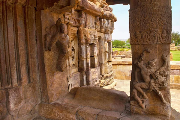 シャイヴァシッダーンタ Dvara パーラと東部した Mandapa Mallikarjuna パッタダカル寺院の複合体 パッタダカル カルナータカ州 インドの柱にウグラ Narsimha — ストック写真