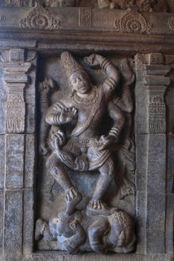 Shiva apasmara, ölüm dansı. Niş üzerinde sağ tarafta, Kuzey mukha-mandapa, resul Tapınağı, Pattadakal tapınak kompleksi, Pattadakal, Karnataka, Hindistan.