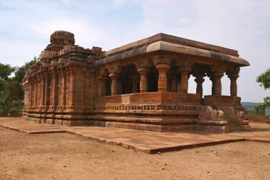 Jain Tapınağı, Jinalaya, bilinen Jaina Narayana, Pattadakal, Karnataka, Hindistan. Güneydoğu görünümü. Bir büyük sütunlu mukha mandapa çok önemli.