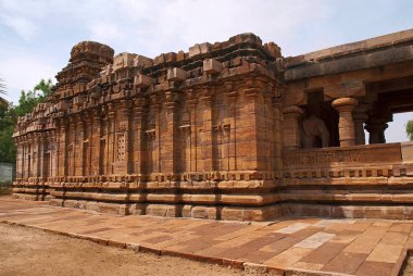 Jain Tapınağı, Jinalaya, bilinen Jaina Narayana, Pattadakal, Karnataka, Hindistan. Güneydoğu görünümü. Bir büyük sütunlu mukha mandapa çok önemli.