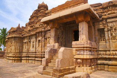 Güney mukha mandapa, Mallikarjuna Tapınağı, Pattadakal tapınak kompleksi, Pattadakal, Karnataka, Hindistan. Resul Tapınağı arka planda görülür.