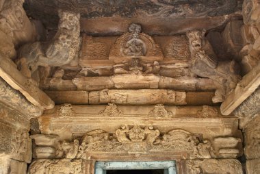 Sala-sikhara, Papanatha Tapınağı, Pattadakal tapınak kompleksi, Pattadakal, Karnataka, Hindistan ile dvara bandha. Dvara-bandha iyi tasarlanmış ve süslü. Lento lalata bimba içinde makara-torana altında Gajalakshmi var. Tam olarak yukarıda da th olduğunu