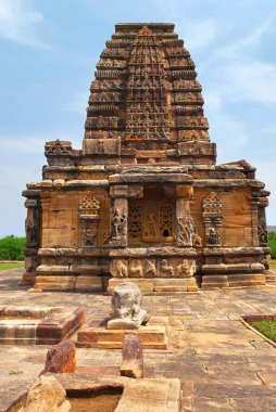 Papanatha Tapınak, Pattadakal tapınak kompleksi, Pattadakal, Karnataka, Hindistan. Batıdan görüntüleyin. Elevationally, alttan adhishthana, bhitti, duvar, kapota, hara ve prastaraall mimarisinin tipik vimana tarzı vardır. Ama alışılmışın dışında Sih