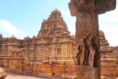 Capcanlı duruş, bir bir müzik aleti dwarfmaid hizmetçi ile diğer bir sinek çırpma teli, taşıyan tutan iki sevimli Bayan Doğu mukha mandapa, Mallikarjuna Tapınağı, Pattadakal tapınak kompleksi, Pattadakal, Karnataka bir ayağı üzerinde oyulmuş