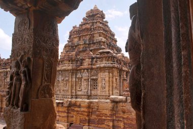 Capcanlı duruş, bir bir müzik aleti dwarfmaid hizmetçi ile diğer bir sinek çırpma teli, taşıyan tutan iki sevimli Bayan Doğu mukha mandapa, Mallikarjuna Tapınağı, Pattadakal tapınak kompleksi, Pattadakal, Karnataka bir ayağı üzerinde oyulmuş