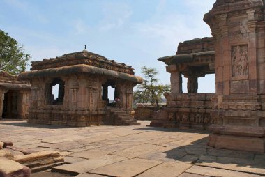 Nandi mandapa ve Doğu mukh-mandapa, resul Tapınağı, Pattadakal tapınak kompleksi, Pattadakal, Karnataka, Hindistan görünümünü. Kuzeyden görüntülemek.