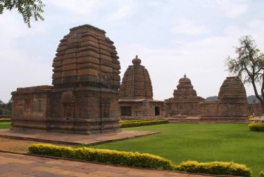 Pattadakal tapınak kompleksi, Pattadakal, Karnataka, Hindistan görünümünü. Sol - Kadasiddhesvara, Galgnatha, Sangmeswara ve Jambulinga Tapınağı aşırı sağdaki