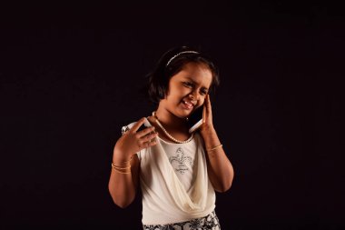 Küçük kız cep telefonu, Pune, Maharashtra birileriyle konuşuyor