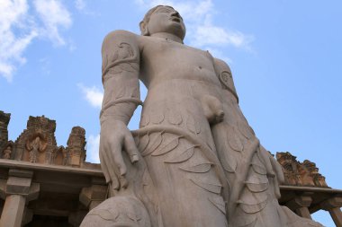 Bahubali, Gomateshwara, Vindhyagiri tepe, Shravanbelgola, Karnataka Hindistan görünümünden Tapınağı avlu olarak da bilinen gigiantic Monolit heykeli. 