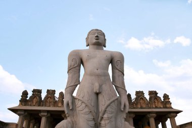 Bahubali, Gomateshwara, Vindhyagiri tepe, Shravanbelgola, Karnataka Hindistan görünümünden Tapınağı avlu olarak da bilinen gigiantic Monolit heykeli. 