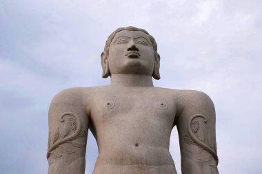 Bahubali, Gomateshwara, Vindhyagiri tepe, Shravanbelgola, Karnataka Hindistan görünümünden Tapınağı avlu olarak da bilinen gigiantic Monolit heykeli. 