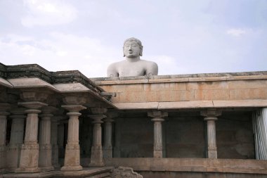 Bahubali, Gomateshwara, Vindhyagiri tepe, Shravanbelgola, Karnataka Hindistan görünümünden Tapınağı avlu olarak da bilinen gigiantic Monolit heykeli. 